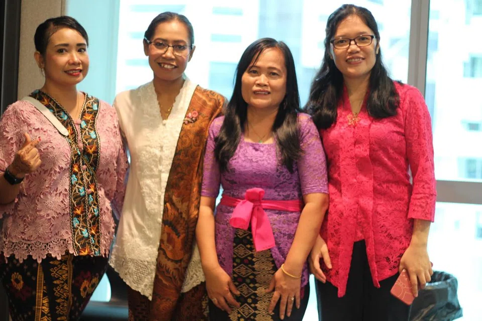 Cik Nur Aini (dua dari kiri) bersama para pembantu rumah dengan pakaian tradisional, iaitu baju kebaya dan selendang.