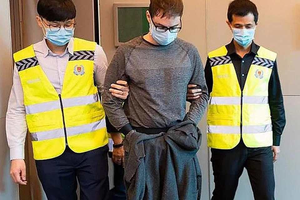 DIEKSTRADISI: Roach tiba di Singapura semalam untuk menghadapi dakwaan rompakan dan pengubahan wang haram.-Foto SPF