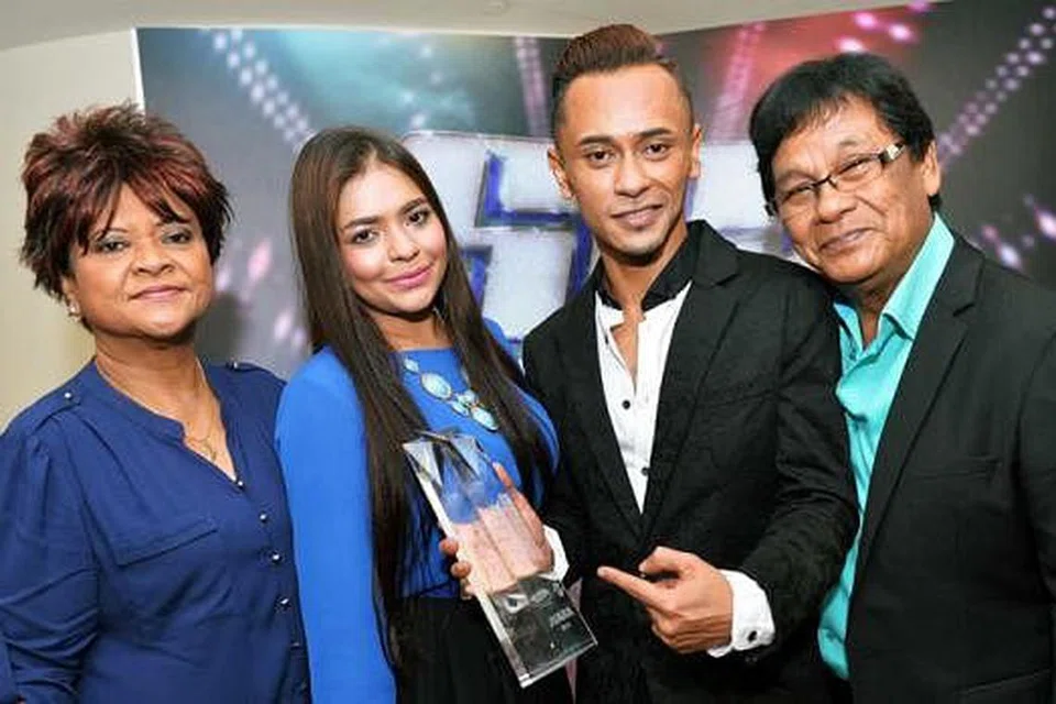 SUMBER INSPIRASI: Juara SGMania, Iskandar Ismail atau Eiss (dua dari kanan), terharu dengan motivasi yang diberi keluarganya, iaitu ayahnya, biduan R. Ismail (kanan); ibunya, Cik Rokiah Mat Shukor (kiri) dan isterinya, Cik Norazura Mohd Ismail. - Foto KHALID BABA