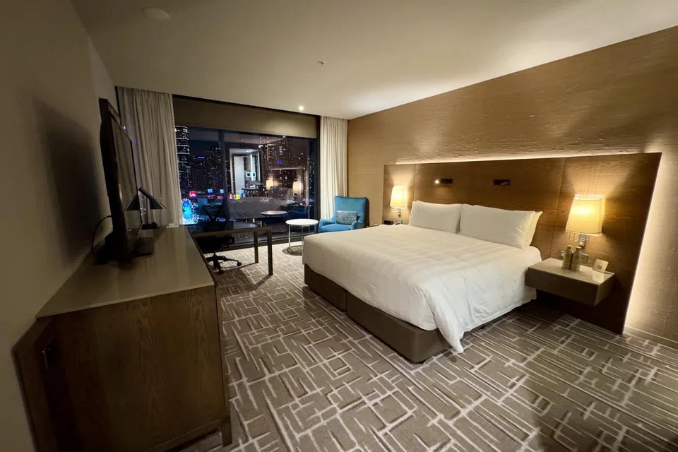 Ruang dalaman bilik Pan Pacific Melbourne.