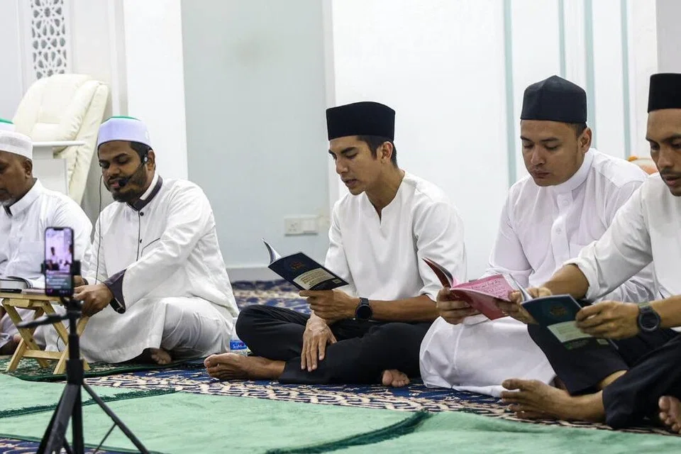 Ahli Parlimen Muar, Syed Saddiq Syed Abdul Rahman (tiga dari kanan) membaca Yassin pada majlis doa selamat dan solat hajat menjelang keputusan akhir rayuan pembebasan kes membabitkan dirinya di Mahkamah Persekutuan pada 30 Jun ini.