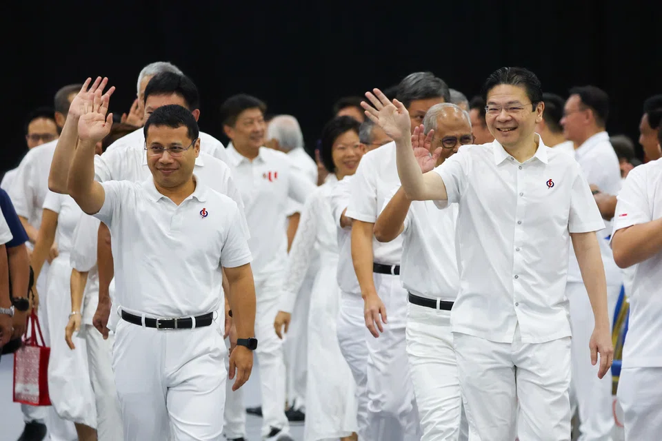 Perdana Menteri, Encik Lawrence Wong (kanan) yang juga Setiausaha Agung Parti Tindakan Rakyat (PAP), dan Menteri Pendidikan, Encik Desmond Lee, yang juga Pengerusi PAP, tiba di Majlis Anugerah dan Konvensyen PAP yang diadakan di Singapore Expo pada 9 November bersama anggota Jawatankuasa Eksekutif Pusat (CEC) PAP yang lain.
