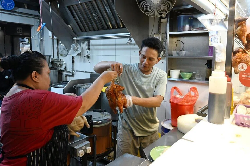 Pengasas gerai Maxwell Chicken Rice, Cik Chai Yoke Fong mengikuti kelas di Majlis Ugama Islam Singapura (MUIS) sebagai persediaan untuk peperiksaan pensijilan halal dan sentiasa mendapatkan maklum balas daripada pelanggan Muslim.