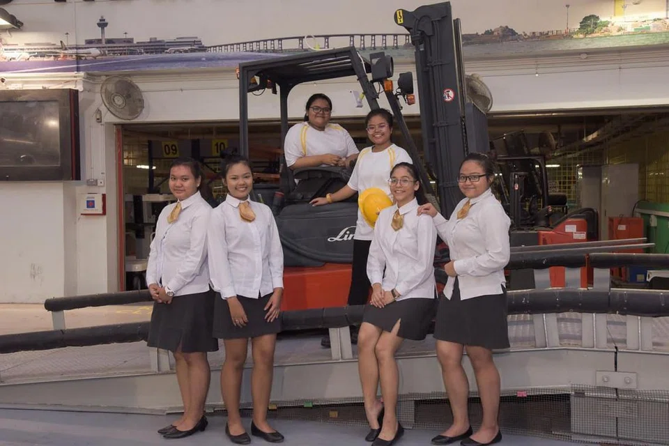 LESEN YANG DIBANGGAKAN: Sekumpulan gadis yang mengambil kursus Nitec dalam Khidmat Logistik di Institut Pendidikan Teknikal (ITE) Kolej Timur - (dari kiri) Cik Nur Sa'adatul Hanan, Cik Nurnaqiera Aqielah, Cik Nur Sa'adah, Cik Nayli Wirdani, Cik Siti Nur Khalisha dan Cik Nur Sofia - menyifatkan kemahiran memandu trak angkat susun atau 'forklift' sebagai bonus yang menekankan perihal disiplin dan kejituan kerja. - Foto BH oleh LEE JIA WEN