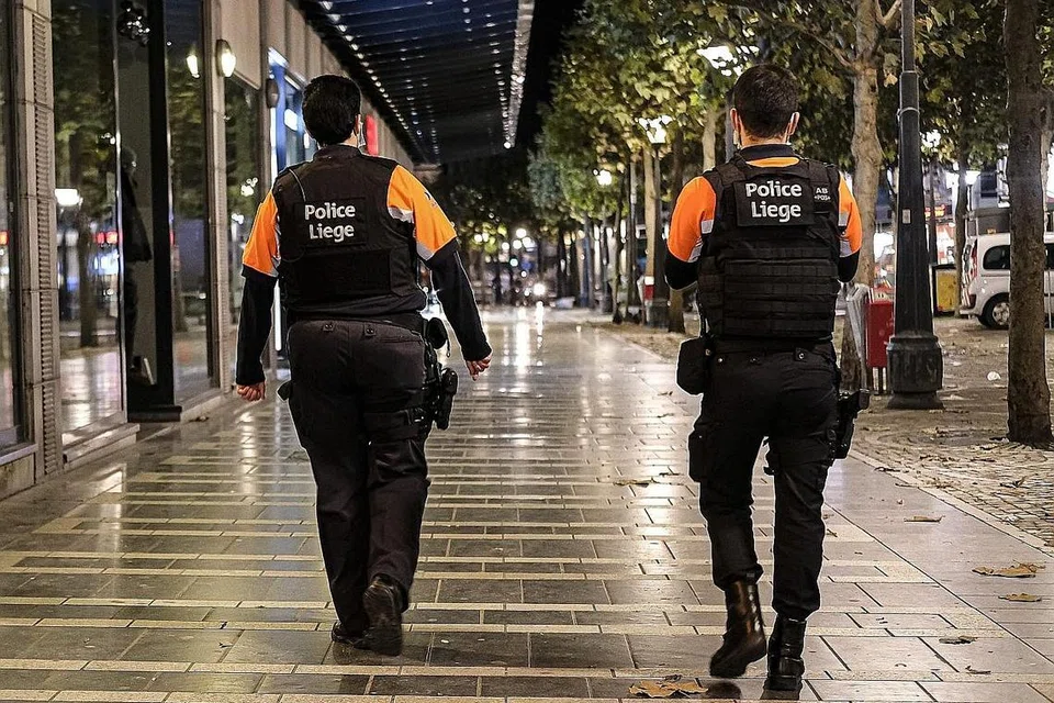 SEKATAN: Pegawai polis membuat rondaan sebelum waktu perintah berkurung bermula pada 10 malam di Liege, Belgium. Wilayah Walloon mengumumkan perintah berkurung dari 10 malam hingga 6 pagi bermula kelmarin hingga 19 November ini. - Foto EPA-EFE
