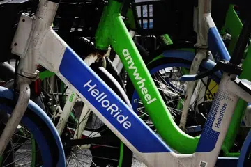 Di Singapura, hanya terdapat dua pengendali perkhidmatan perkongsian basikal berlesen iaitu HelloRide dan Anywheel.
