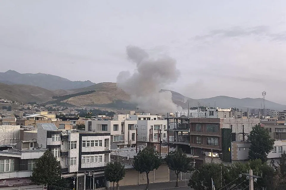 Foto edaran saluran rasmi Telegram Sepah News milik Kor Pengawal Revolusi Islam Iran (IRGC) pada 13 Jun 2025, dipercayai menunjukkan kepulan asap tebal dari sebuah lokasi yang disasarkan dalam serangan udara Israel di ibu negara Iran, Teheran, awal pagi 13 Jun. Perdana Menteri Israel, Benjamin Netanyahu, dalam satu kenyataan video pada awal pagi 13 Jun, mengesahkan bahawa Israel telah melancarkan serangan ke atas Iran dan menyatakan bahawa operasi ketenteraan terhadap republik Islam itu akan “diteruskan selama mana yang diperlukan.”