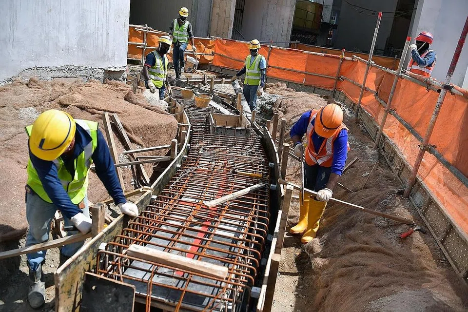 PERANAN PEKERJA ASING: Singapura sebuah negara kecil dengan penduduk yang sedikit dan tidak bertambah. Untuk mengembangkan ekonomi Singapura tidak mempunyai pilihan selain menggajikan pekerja asing. - Foto fail