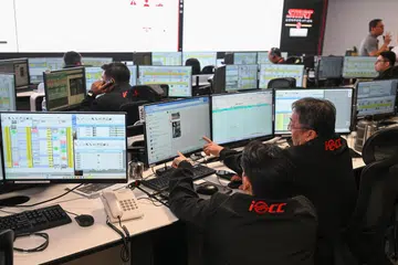 Pengawal perkhidmatan (service controller) memantau operasi bas dari bilik gerakan berpusat atau Pusat Kawalan Operasi Pintar yang baru di Depoh Bas Gali Batu.