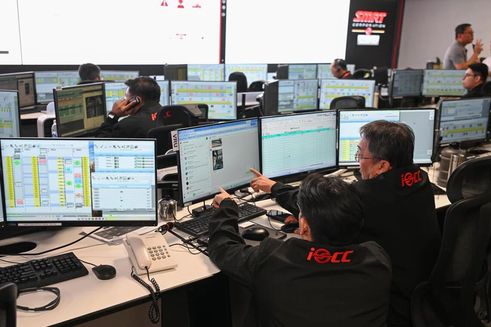 Pengawal perkhidmatan (service controller) memantau operasi bas dari bilik gerakan berpusat atau Pusat Kawalan Operasi Pintar yang baru di Depoh Bas Gali Batu.