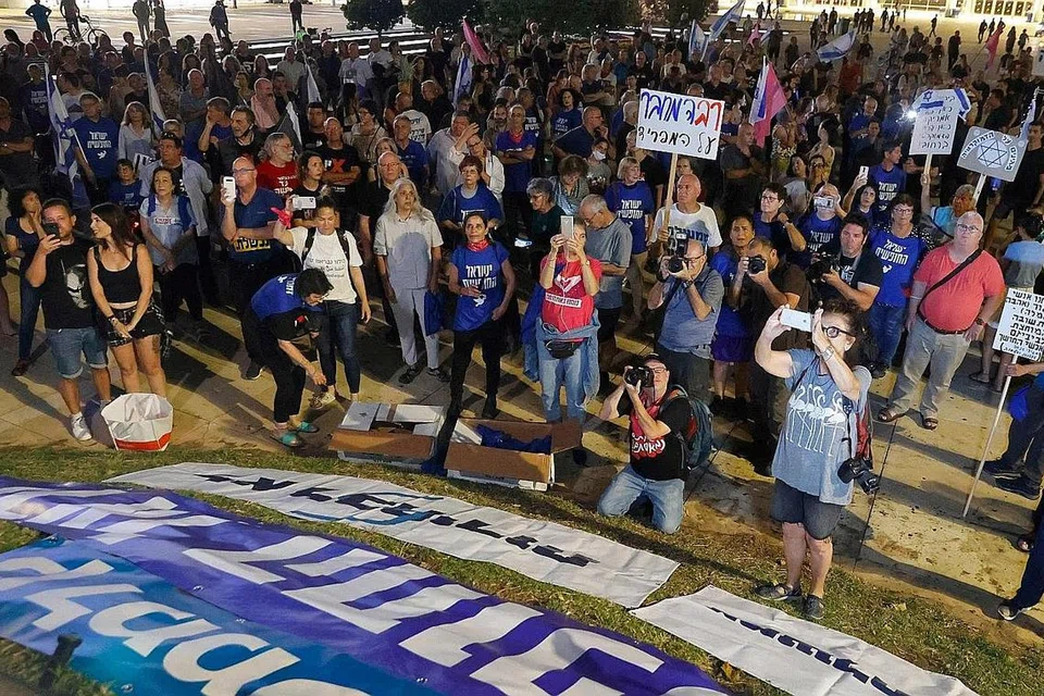 TUNJUK SOKONGAN: Satu rapat diadakan di Tel Aviv untuk memberi sokongan kepada satu gabungan parti politik baru yang akan menyingkirkan Encik Netanyahu sebagai perdana menteri negara itu. - Foto AFP