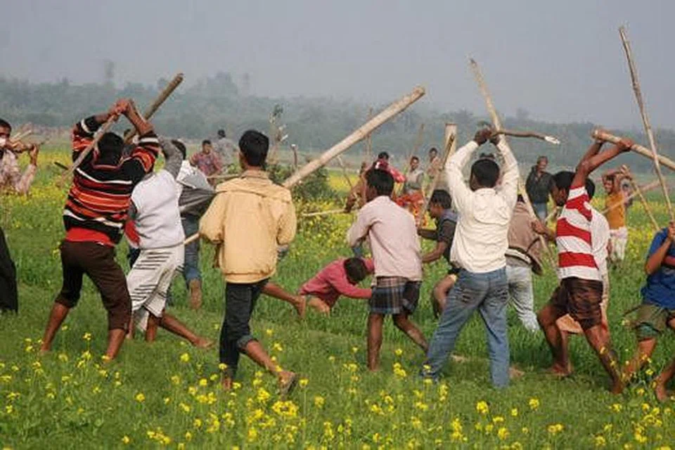 MEMBERONTAK: Aktivis Parti Jamaat-e-Islami Bangladesh dan Parti Nasionalis Bangladesh (BNP) bertempur dengan aktivis Liga Awami di Rajshahi pada hari mengundi kelmarin. Liga Awami menang besar dalam pilihan raya yang diboikot pihak pembangkang, dan merupakan pilihan raya yang berdarah sehingga mengorbankan sekurang-kurangnya 26 orang, dan menyaksikan hanya segelintir rakyat keluar mengundi. - Foto REUTERS