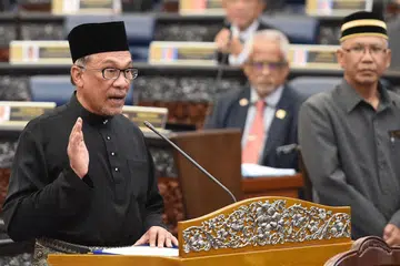 ANGKAT SUMPAH: Datuk Anwar mengangkat sumpah sebagai Ahli Parlimen Port Dickson di Dewan Rakyat semalam. - Foto AFP