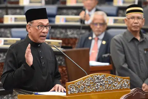 ANGKAT SUMPAH: Datuk Anwar mengangkat sumpah sebagai Ahli Parlimen Port Dickson di Dewan Rakyat semalam. - Foto AFP