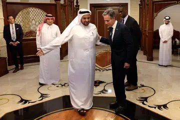 Setiausaha Negara Amerika Syarikat, Encik Antony Blinken (depan, kanan), disambut Menteri Negara Qatar, Encik Mohammed  Abdulaziz al-Khulaifi (depan, kiri), di Doha pada 20 Ogos. Encik Blinken dan perantara dari Mesir dan Qatar meletakkan harapan mereka pada “cadangan merapatkan jurang” rundingan yang dikemukakan Amerika tetapi masih menemui jalan sukar.