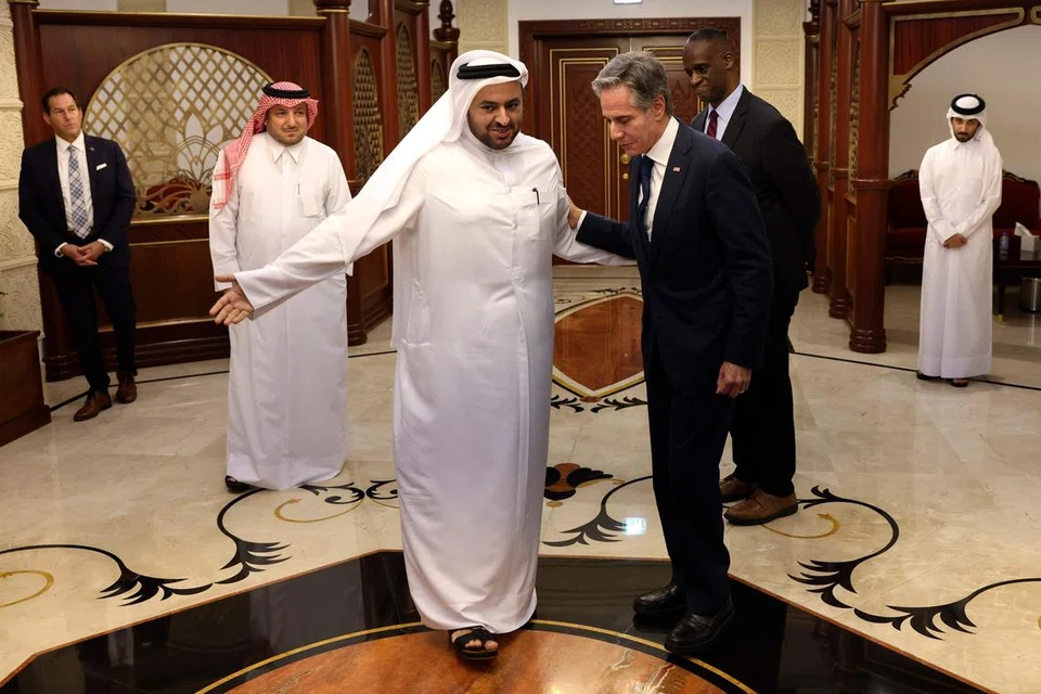 Setiausaha Negara Amerika Syarikat, Encik Antony Blinken (depan, kanan), disambut Menteri Negara Qatar, Encik Mohammed  Abdulaziz al-Khulaifi (depan, kiri), di Doha pada 20 Ogos. Encik Blinken dan perantara dari Mesir dan Qatar meletakkan harapan mereka pada “cadangan merapatkan jurang” rundingan yang dikemukakan Amerika tetapi masih menemui jalan sukar.