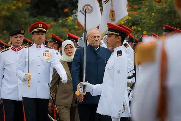 LAWATAN PERTAMA: Presiden Ramos-Horta (baju biru) yang ditemani Presiden Halimah sempat memeriksa kawalan kehormat di Istana semalam. - Foto BH oleh GAVIN FOO