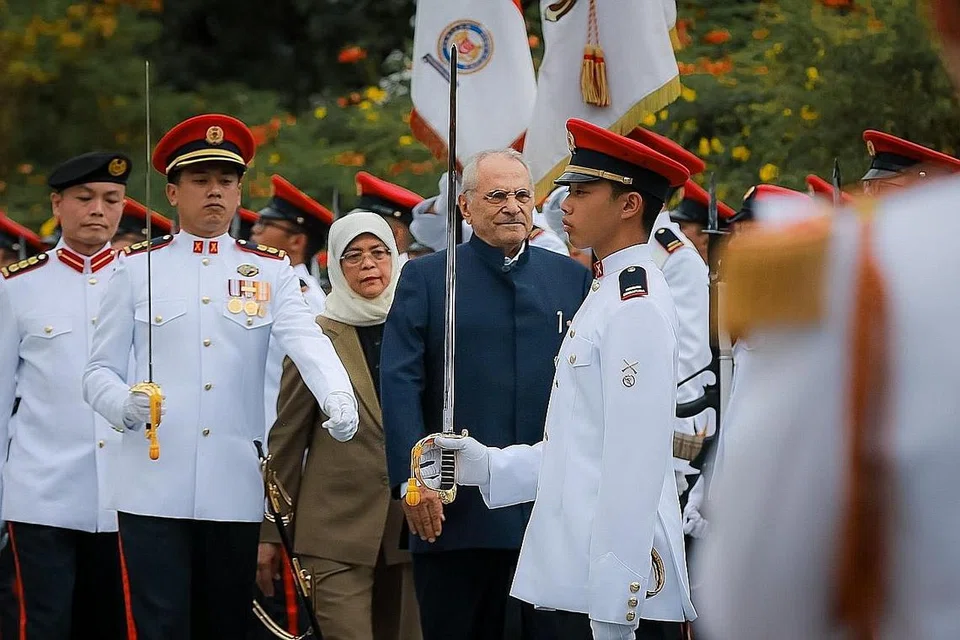 LAWATAN PERTAMA: Presiden Ramos-Horta (baju biru) yang ditemani Presiden Halimah sempat memeriksa kawalan kehormat di Istana semalam. - Foto BH oleh GAVIN FOO