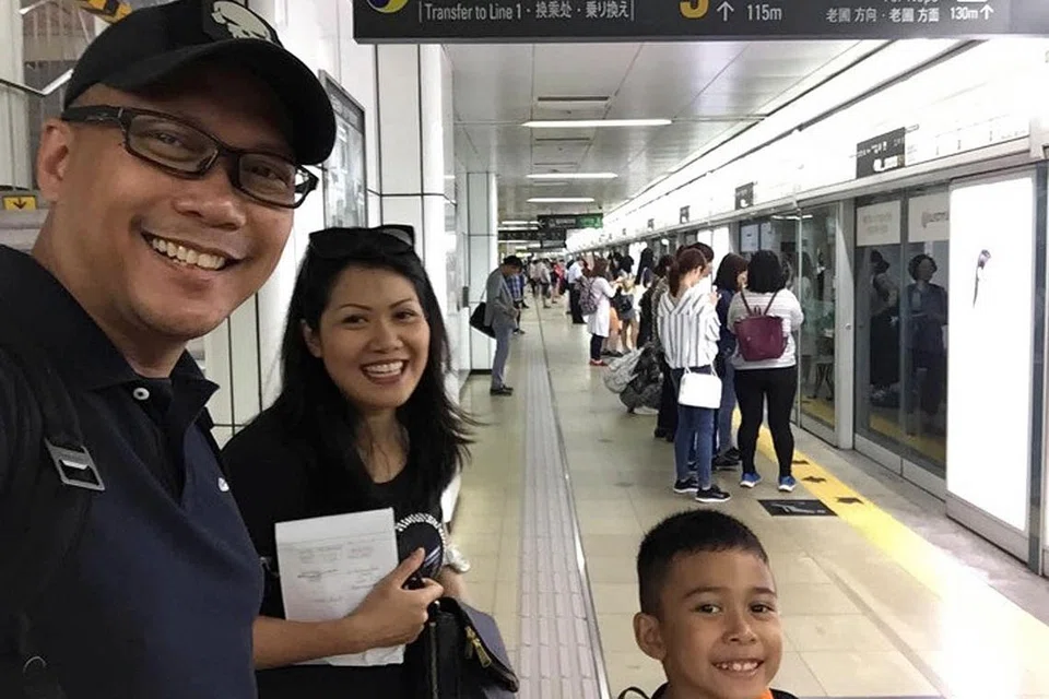 MUDAH PERJALANAN: Penulis dan keluarga menggunakan kereta api bawah tanah Busan Metro kerana khidmatnya mesra pelancong. - Foto NURIANA YAHYA