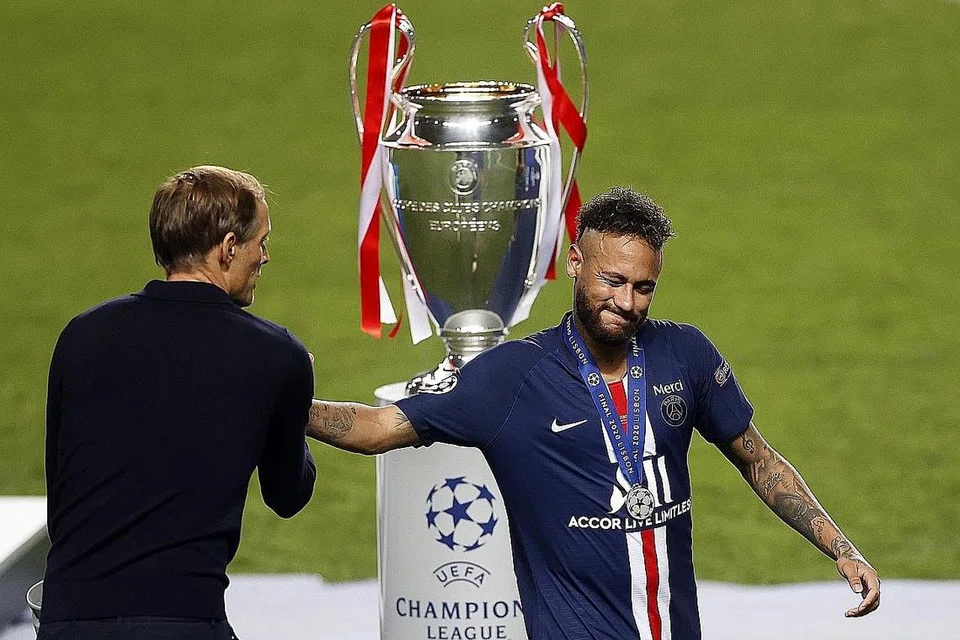 APAKAN DAYA: Jurulatih PSG Thomas Tuchel (kiri) dan penyerang Neymar menunjukkan reaksi selepas kekalahan kelab itu kepada Bayern Munich dalam final di Lisbon, Portugal, semalam. - Foto EPA-EFE 