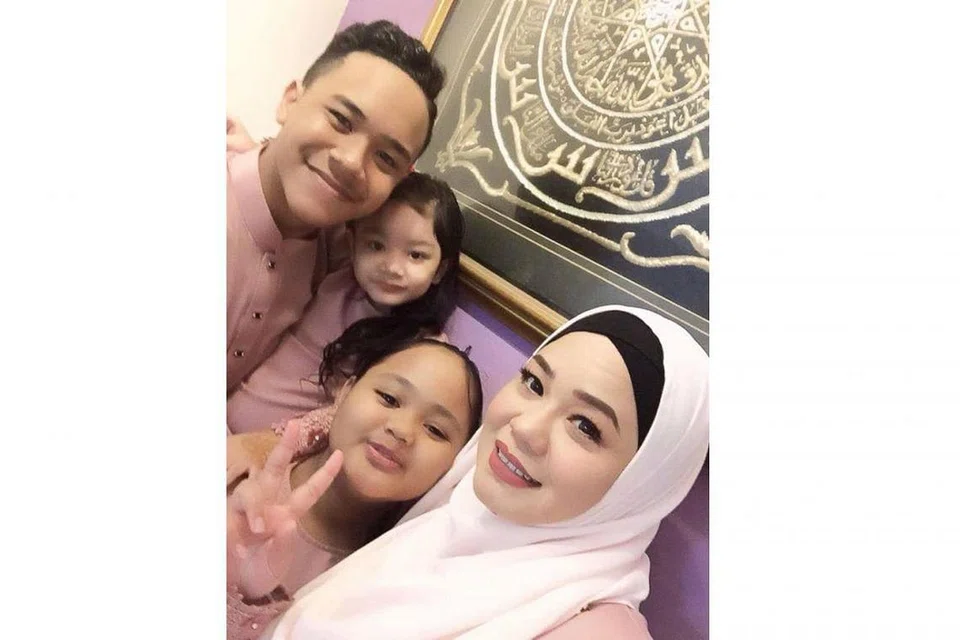SENANGI SUASANA KEKELUARGAAN: Cik Juliana dapat menyesuaikan diri dan gembira menggalas amanah sebagai Pemimpin Pengalaman Pelanggan (GEL) di restoran makanan segera McDonald's kerana semangat kekeluargaan rakan sekerja yang membina potensinya. (Gambar atas) Beliau meraih dorongan anak-anak untuk kembali bekerja bagi menambah kemahiran. - Foto BH oleh HARYANI ISMAIL, ihsan JULIANA MOHAMAD SHARIFF