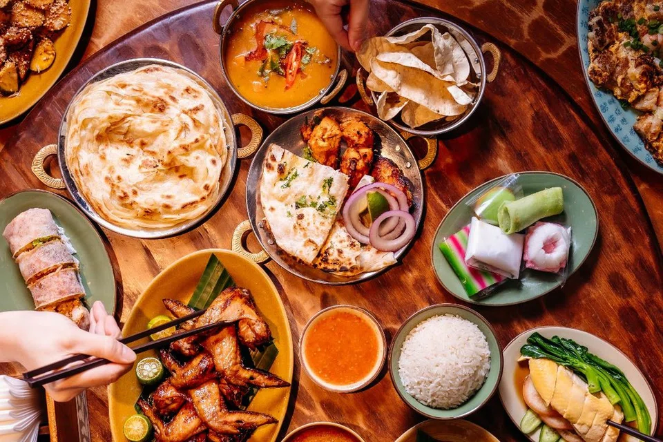 Bufet StraitsKitchen di Hotel Grand Hyatt, di Orchard Road, menyajikan pelbagai hidangan masakan tempatan sajian Melayu, India, Cina dan Peranakan.