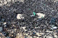 Orang ramai berkumpul semasa upacara pengebumian Saif al-Islam, anak kepada bekas pemimpin Libya Muammar Gaddafi yang terbunuh, di Bani Walid, wilayah Tripoli, Libya, 6 Februari. 