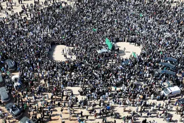 Orang ramai berkumpul semasa upacara pengebumian Saif al-Islam, anak kepada bekas pemimpin Libya Muammar Gaddafi yang terbunuh, di Bani Walid, wilayah Tripoli, Libya, 6 Februari. 