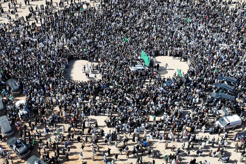 Orang ramai berkumpul semasa upacara pengebumian Saif al-Islam, anak kepada bekas pemimpin Libya Muammar Gaddafi yang terbunuh, di Bani Walid, wilayah Tripoli, Libya, 6 Februari. 