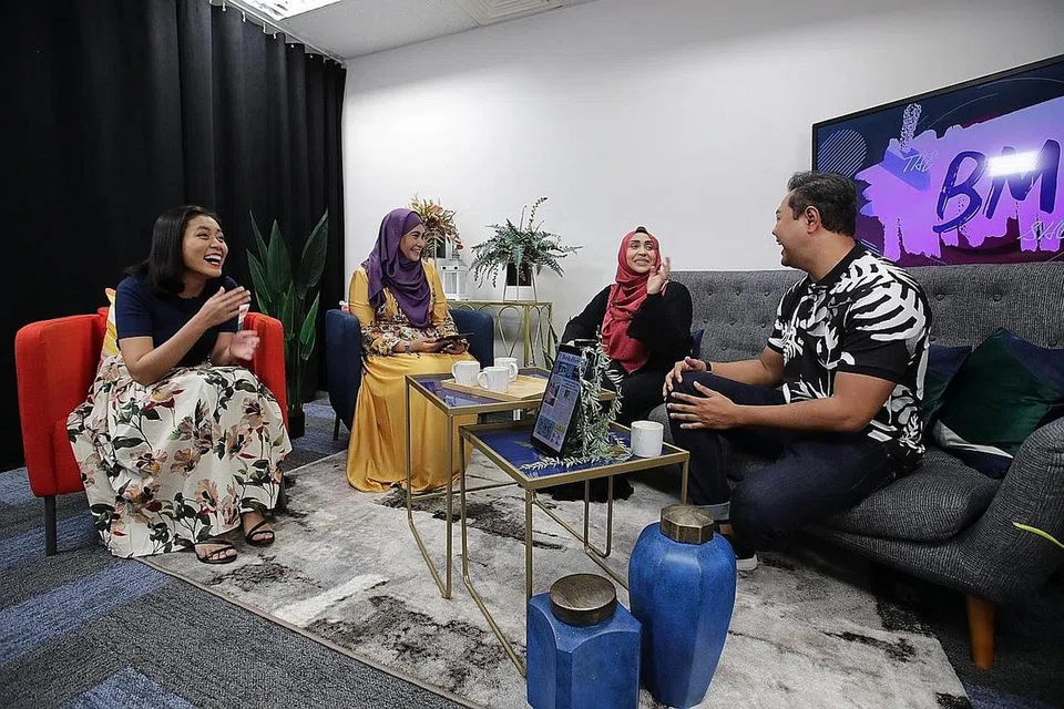 KEMAHIRAN BARU: (Dari kiri) Wartawan Irma Kamarudin dan Penolong kepada Editor, Hanim Mohd Saleh, terbuka menyesuaikan diri menjadi pengacara rancangan dalam talian bagi mempelbagaikan wadah yang ditawar akhbar ini. Bersama mereka ialah tetamu salah satu episod 'The BM Show'. - Foto BM oleh GIN TAY