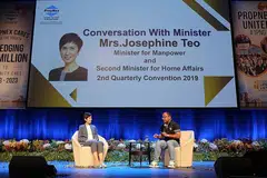 SESI PERBINCANGAN: Cik Josephine Teo telah mengadakan perbincangan yang rancak dan menarik dengan CEO PropNex, Encik Ismail Gafoor. Antara lain topik perbincangan menyentuh tentang isu penduduk Singapura dan Medisave. - Foto PROPNEX