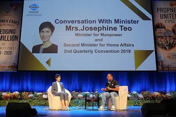 SESI PERBINCANGAN: Cik Josephine Teo telah mengadakan perbincangan yang rancak dan menarik dengan CEO PropNex, Encik Ismail Gafoor. Antara lain topik perbincangan menyentuh tentang isu penduduk Singapura dan Medisave. - Foto PROPNEX