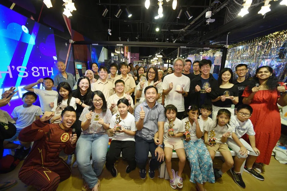 Menteri Negara (Pembangunan Sosial dan Keluarga merangkap Ehwal Dalam Negeri), Encik Goh Pei Ming, merai ulang tahun kelapan Glyph Community bersama keluarga yang memerlukan di bawah inisiatif ComLink, di Cow Play Cow Moo di Suntec City, pada 27 Julai.