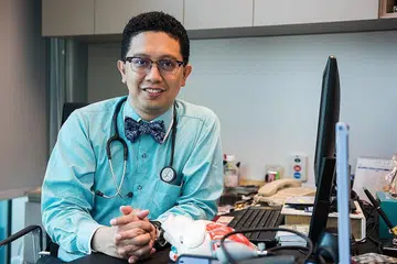 SEPAKAT MAHU WARGA WASPADA: Dr Abdul Razakjr Omar (atas), Dr Zuraimi Mohamed Dahlan dan Dr Nurhidayati Mohamed Suphan mengingatkan warga Singapura supaya memastikan keselamatan diri, mendapatkan suntikan vaksin dan menjadi masyarakat yang bertanggungjawab agar sama-sama mengharungi era Covid-19 ini. - Foto fail
