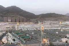 Ratusan ribu anggota jemaah haji, dengan berpakaian ihram serba putih, memulakan perjalanan menuju Mina pada malam Khamis, 12 Jun dalam pusingan pertama mengerjakan ibadah haji.