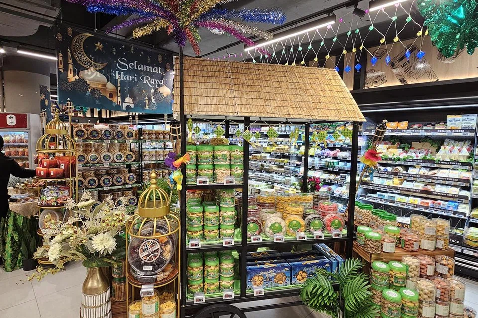 Pameran mini di cawangan NTUC FairPrice Finest Century Square, yang dipenuhi dengan produk setempat untuk Hari Raya nanti. 