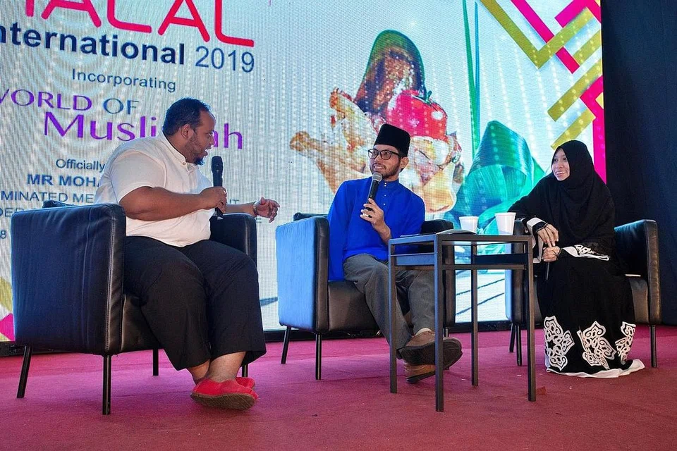 ISU DIKUPAS: Ustazah Dr Sakinah Saptu (kiri) dan Encik Abdul Rahman Mohd Hanipah (kanan) mengupas ceramah bertajuk "Dulu Sayang, Kini Melayang" sempena acara Ekspo Halal Antarabangsa 2019 dan Dunia Muslimah baru-baru ini, dengan Encik Shahib Amin (tengah) sebagai moderator. - Foto BH oleh ZALEHA ABDUL KADER