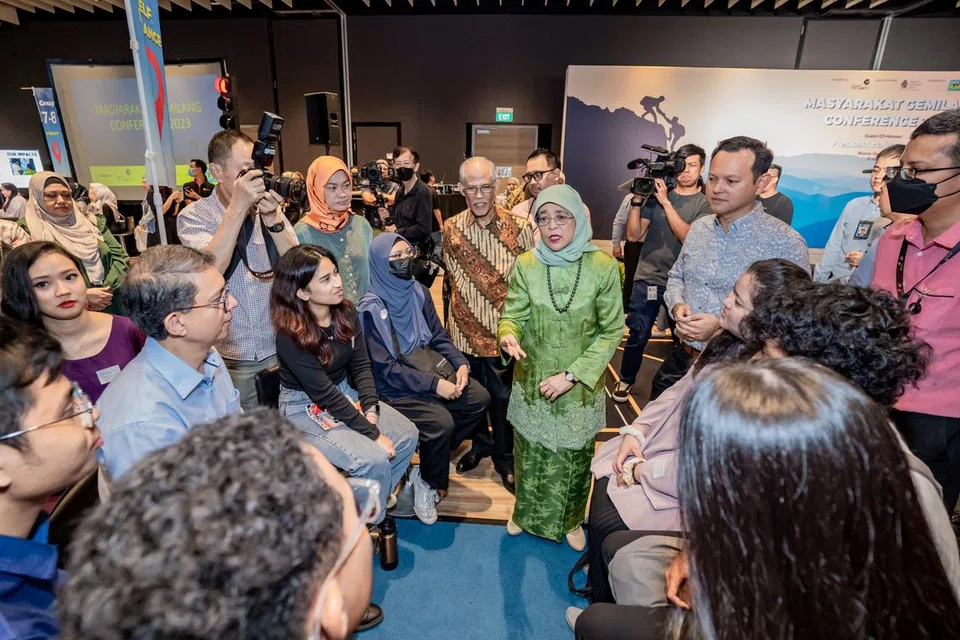 SALING MENYOKONG: Presiden Halimah Yacob semasa sesi perbincangan dengan para belia dan karyawan muda. Beliau menggalak para belia untuk saling menyokong satu sama lain demi membina masyarakat yang gemilang. 
