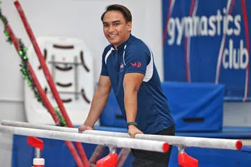 Bekas pelajar Anglo-Chinese School dan Raffles Institution, Aizat Muhammad Jufrie, perlu melakukan pelbagai pengorbanan sepanjang memburu kecemerlangan dalam sukan yang diminatinya – gimnastik. Beliau turut menghargai sokongan padu keluarganya yang menyokong setiap keputusan yang dibuatnya termasuk menundakan peperiksaan GCE ‘A’ setahun (dari 2014 kepada 2015) demi memberi tumpuan sepenuhnya pada gimnastik. 