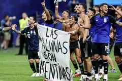 Piala Dunia, Argentina, Messi, Lisandro Martínez, Giovani Lo Celso, meraikan kemenangan pasukan mereka ke atas England, separuh akhir, angkat sepanduk yang menuntut kedaulatan negara mereka ke atas Kepulauan Falkland