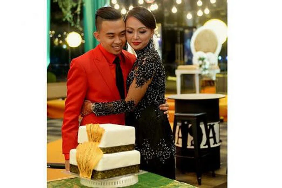DUA JIWA SATU HATI: Perkenalan selama enam tahun berakhir di jenjang pelamin bagi penyanyi Alyph Sleeq dan pelakon, Azzah Fariha Samat. - Foto-foto TUKIMAN WARJI