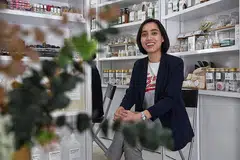 CARI CARA TINGKATKAN PENJUALAN: Cik Nur Adlina secara proaktif mendapatkan syarikat yang turut terjejas dan mencari cara meningkatkan penjualan mereka bersama, sekali gus menjalin kerjasama. - Foto BH oleh KUA CHEE SIONG