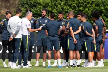BERI TAKLIMAT: Jurulatih Brazil, Tite (tiga dari kiri), memberi arahan kepada pemainya di padang latihan. Brazil akan ke Piala Dunia kali ini sebagai antara pilihan utama untuk memenangi kejohanan ini buat kali keenam dalam sejarah mereka. - Foto REUTERS