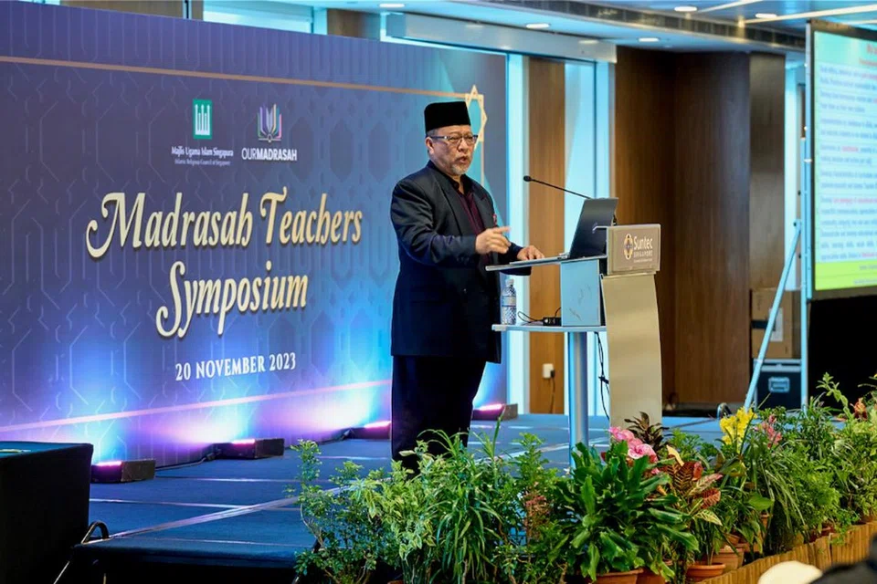 KETENGAHKAN FIKIRAN: Profesor Madya Dr Mohamad Johdi Salleh dari Universiti Islam Antarabangsa, Malaysia bercakap mengenai  ‘Rangka Kerja Guru-Pemimpin’ yang dipanggil ‘Mewujudkan Tradisi dan Model Ajaran Nabi’.