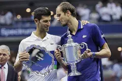 TIDAK DIJANGKA: Daniil Medvedev (kanan) memegang trofi Terbuka AS semasa bergambar dengan Novak Djokovic selepas perlawanan mereka semalam. Medvedev mengatasi Djokovic dalam straight set, menghancurkan harapan Djokovic hendak sapu bersih semua Grand Slam musim ini. - Foto EPA-EFE
