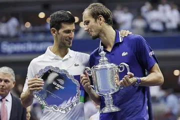 TIDAK DIJANGKA: Daniil Medvedev (kanan) memegang trofi Terbuka AS semasa bergambar dengan Novak Djokovic selepas perlawanan mereka semalam. Medvedev mengatasi Djokovic dalam straight set, menghancurkan harapan Djokovic hendak sapu bersih semua Grand Slam musim ini. - Foto EPA-EFE