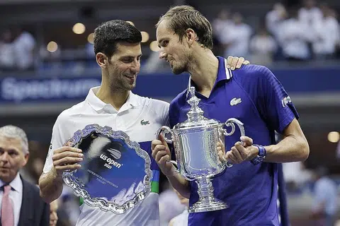 TIDAK DIJANGKA: Daniil Medvedev (kanan) memegang trofi Terbuka AS semasa bergambar dengan Novak Djokovic selepas perlawanan mereka semalam. Medvedev mengatasi Djokovic dalam straight set, menghancurkan harapan Djokovic hendak sapu bersih semua Grand Slam musim ini. - Foto EPA-EFE