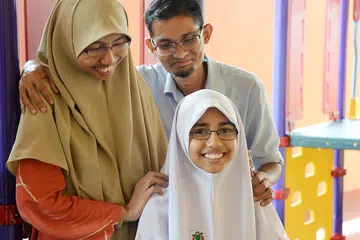 GEMBIRA DENGAN PENCAPAIAN: Ibu bapa Nabihah - Encik Muhammad Patel Osman Patel dan Cik Noor Hayati Abd Hamid - bersyukur dengan keputusan Peperiksaan Tamat Sekolah Rendah (PSLE) anak mereka. Pelajar Madrasah Al-Ma'arif Al-Islamiah ini meraih agregat 248. - Foto ZAINAL YAHYA