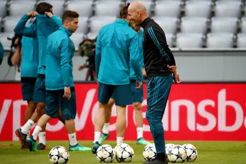 TENANG-TENANG SEBELUM BERJUANG: Bos Real Madrid, Zinedine Zidane (kanan), sempat berseloroh dengan pemainnya dalam sesi latihan menjelang pertemuan kedua pusingan separuh akhir Liga Juara-Juara menentang Bayern Munich. - Foto REUTERS
