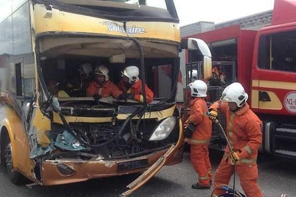 Penyelamat Malaysia cuba mengeluarkan pemandu bas yang terlibat dalam kemalangan di Seremban hari ini.